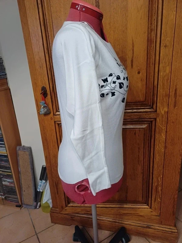 White sweater with black butterfly velour drawing, new, in viscose and Polyester – photo 5